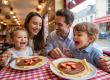 Famille savourant des crêpes sucrées à Chauray